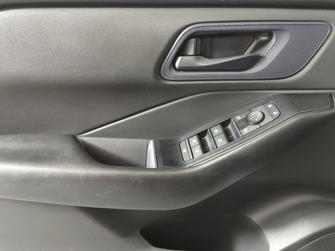 Used 2024 Nissan Rogue S FWD image 9
