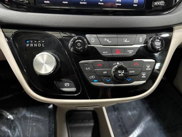 Used 2024 Chrysler Pacifica Touring-L FWD image 21
