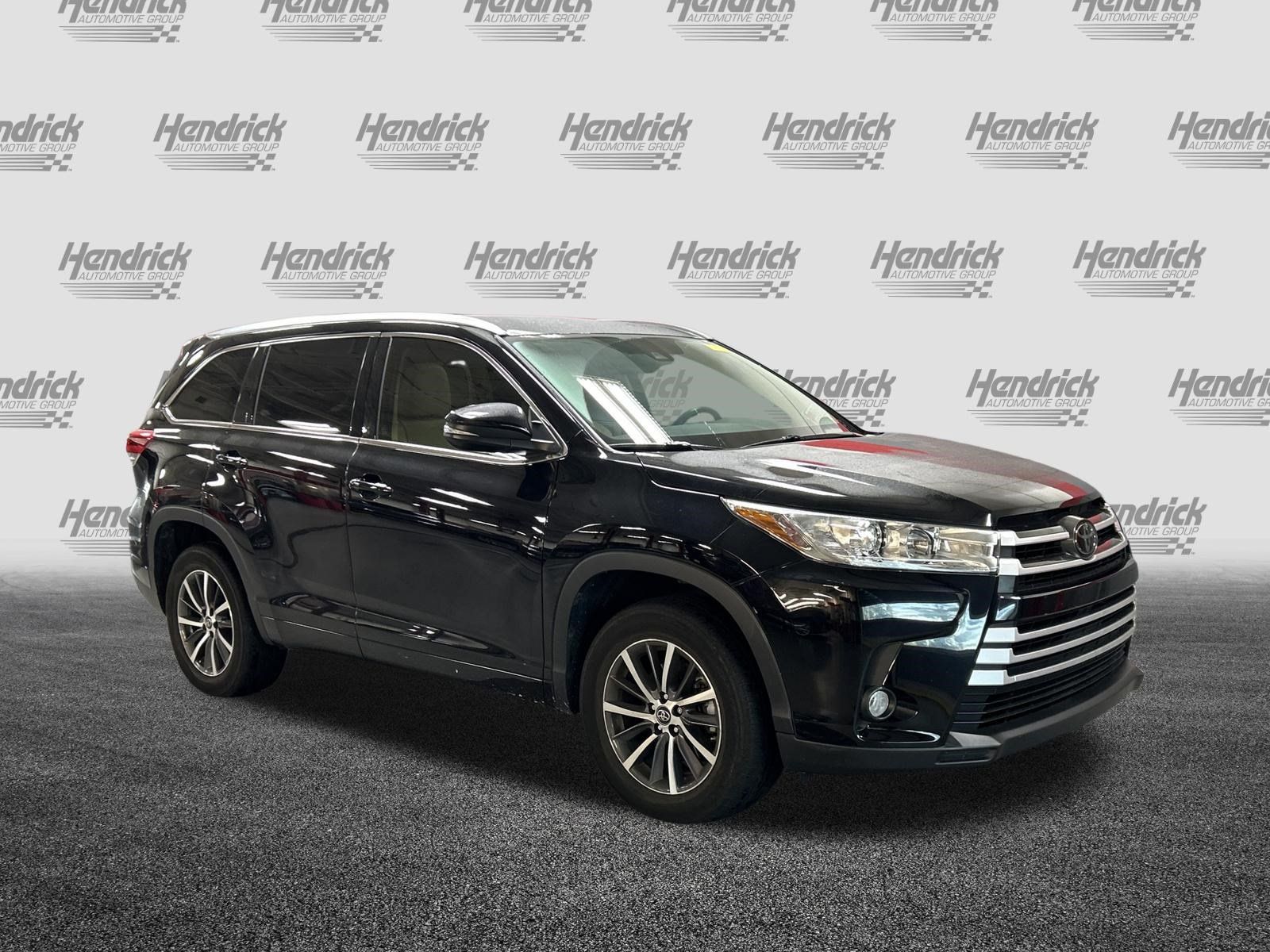 Used 2017 Toyota Highlander XLE FWD image 2