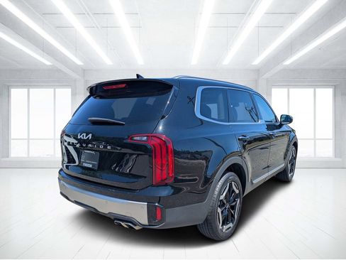 Used 2025 Kia Telluride S FWD image 3