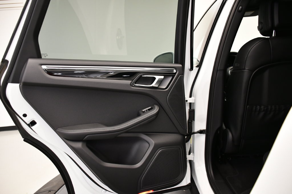 Certified 2026 Porsche Macan Turbo AWD/4WD image 41