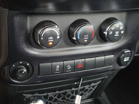 Used 2014 Jeep Wrangler Unlimited Sport w/ Quick Order Package 24S AWD/4WD image 23
