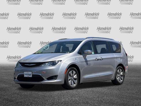 Used 2017 Chrysler Pacifica Platinum FWD image 9