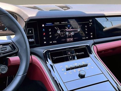 Used 2025 Porsche Panamera RWD image 9