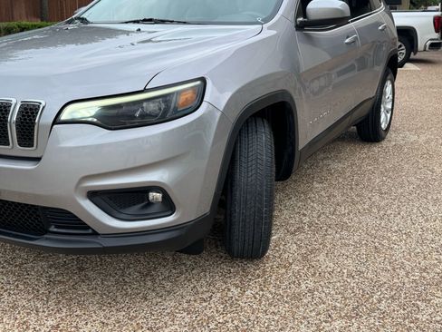 Used 2019 Jeep Cherokee Latitude w/ Popular Appearance Group AWD/4WD image 3