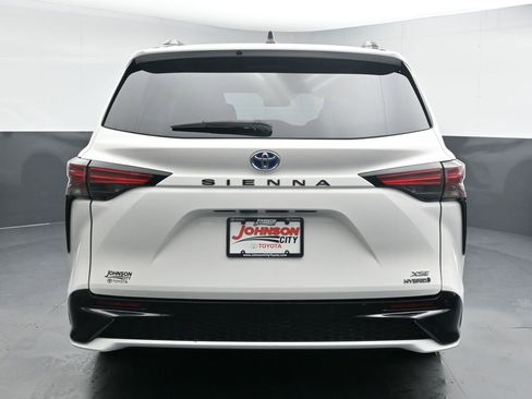 Used 2023 Toyota Sienna XSE image 8