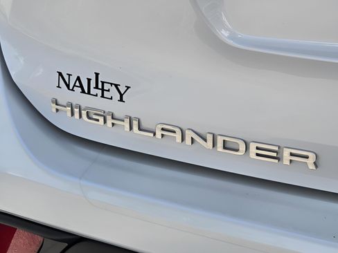 Used 2023 Toyota Highlander LE image 32