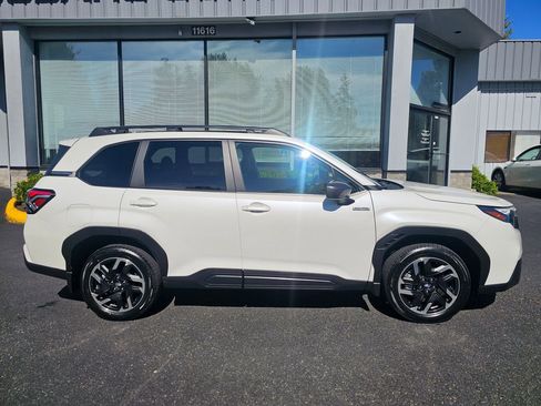 Used 2025 Subaru Forester Premium AWD/4WD image 8