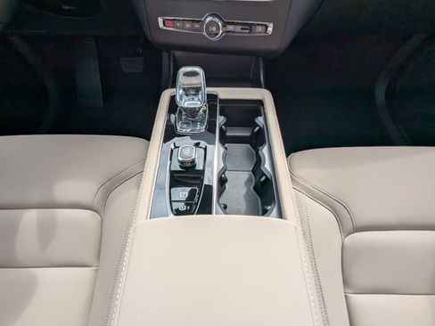 Certified 2025 Volvo XC90 B5 Core w/ Protection Package Premier image 24