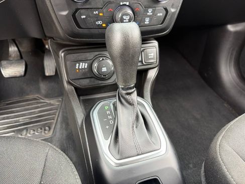 Used 2023 Jeep Renegade Latitude AWD/4WD image 14