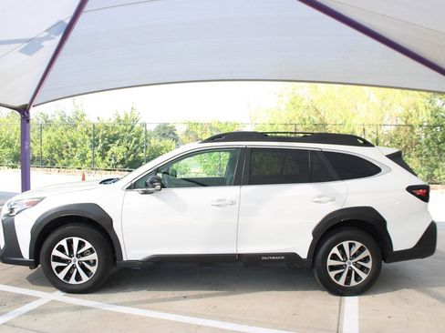 Used 2025 Subaru Outback Premium AWD/4WD image 2