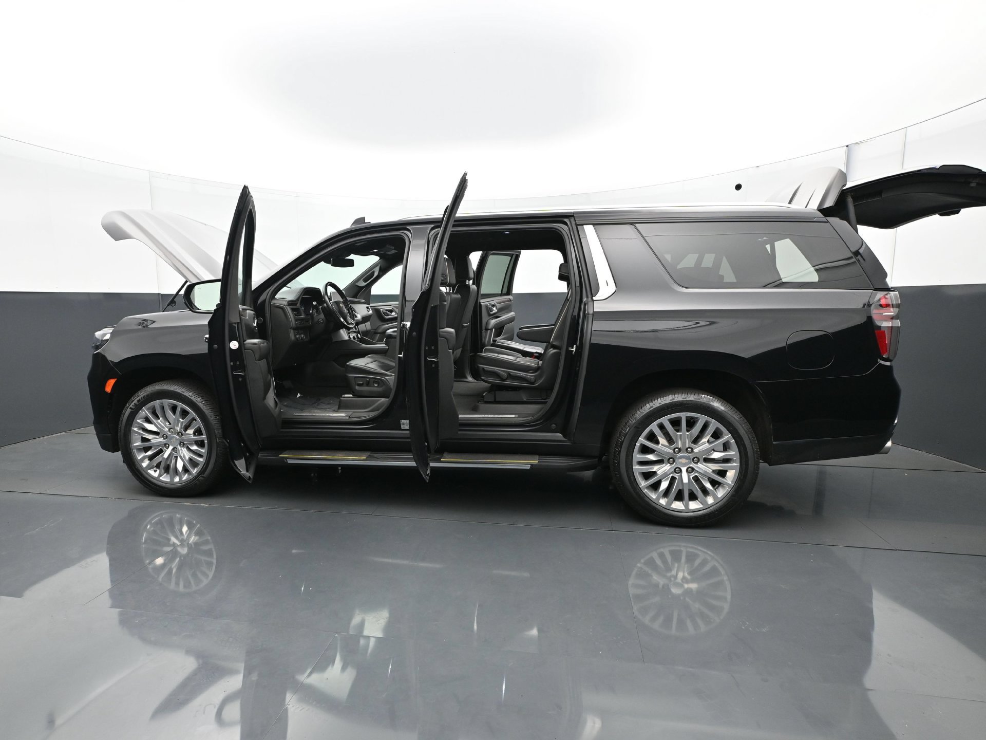 Used 2023 Chevrolet Suburban Premier AWD/4WD image 38