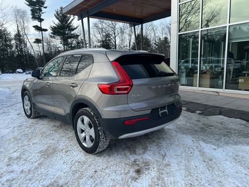 Used 2022 Volvo XC40 T5 Momentum image 3