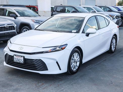 Used 2025 Toyota Camry LE image 3