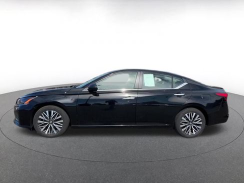 Used 2025 Nissan Altima 2.5 SV FWD image 9
