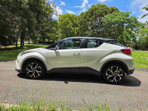Used 2019 Toyota C-HR XLE FWD image 5