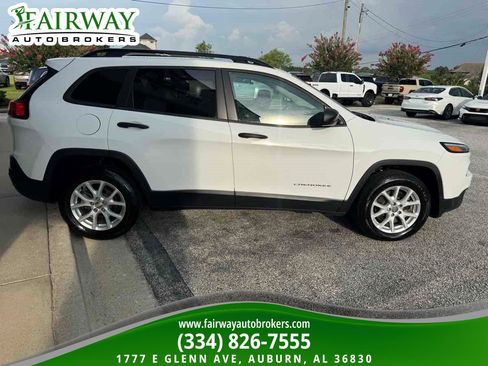 Used 2017 Jeep Cherokee Sport FWD image 5