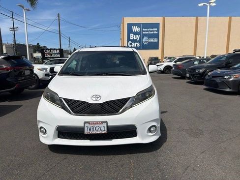 Used 2017 Toyota Sienna SE FWD image 2
