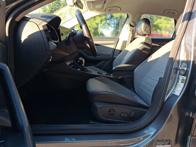 Used 2025 Volkswagen Jetta SE FWD image 13