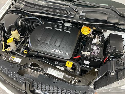 Used 2016 Dodge Grand Caravan SXT w/ UConnect Hands-Free Group image 16