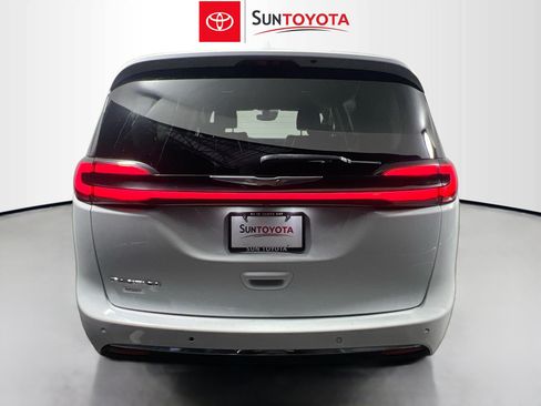 Used 2022 Chrysler Pacifica Touring-L FWD image 2