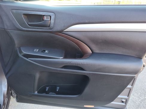 Used 2014 Toyota Highlander LE image 33