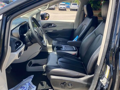 Used 2024 Chrysler Pacifica Touring-L FWD image 6