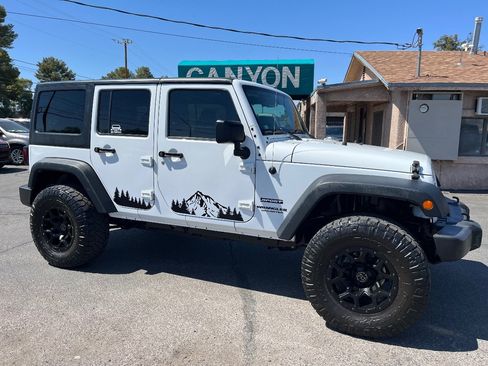 Used 2017 Jeep Wrangler Unlimited Sport w/ Quick Order Package 24S AWD/4WD image 2