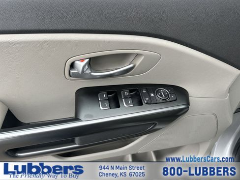 Used 2018 Kia Sedona L image 12