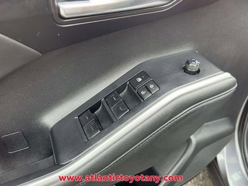 Used 2023 Toyota Highlander XLE AWD/4WD image 27