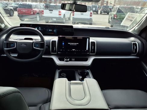 New 2026 Ford Expedition Active image 7