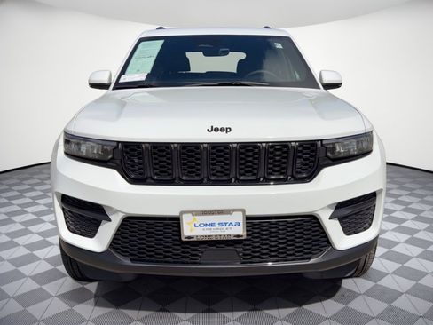 Used 2025 Jeep Grand Cherokee Altitude AWD/4WD image 6
