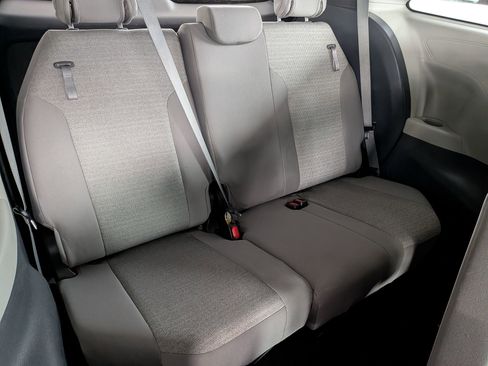 Used 2022 Toyota Sienna LE image 32