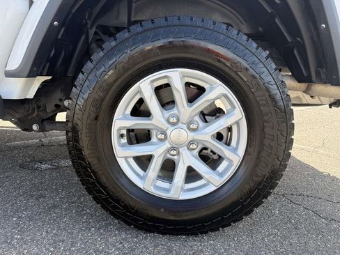 Used 2023 Jeep Gladiator Sport image 11