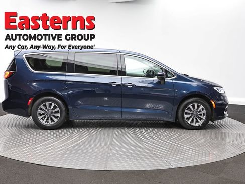 Used 2023 Chrysler Pacifica Touring-L FWD image 4
