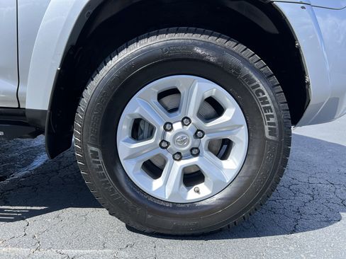 Used 2021 Toyota 4Runner SR5 Premium w/ Moonroof Package AWD/4WD image 10