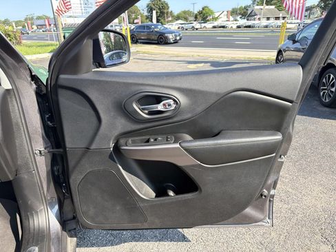 Used 2019 Jeep Cherokee Limited AWD/4WD image 14