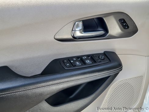 Used 2023 Chrysler Pacifica Touring-L FWD image 13
