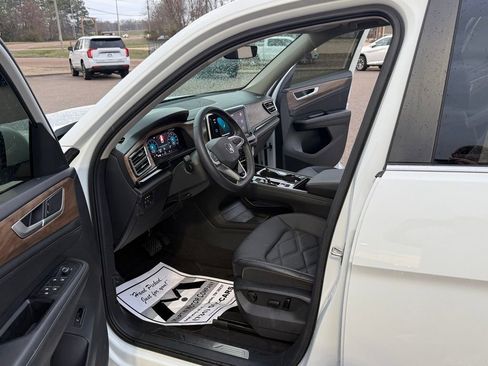 Used 2024 Volkswagen Atlas SE image 2