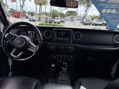 Used 2019 Jeep Wrangler Unlimited Sahara w/ Dual Top Group AWD/4WD image 14