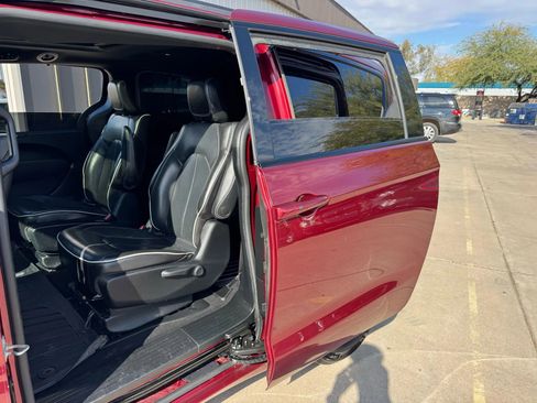 Used 2019 Chrysler Pacifica Limited w/ Advanced Safetytec Group image 29