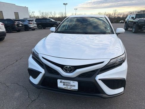 Used 2024 Toyota Camry SE image 4