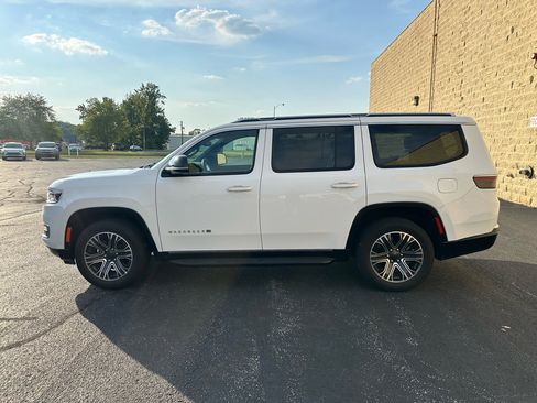 Used 2024 Jeep Wagoneer Series II w/ Flexible Seating Group image 2