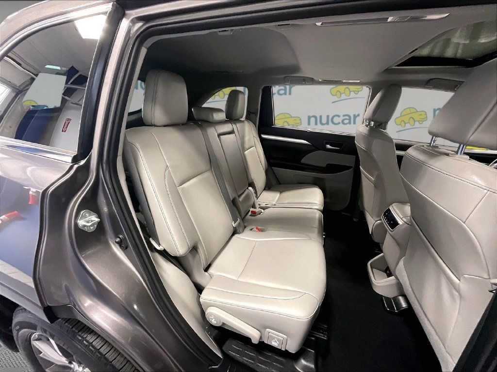 Used 2019 Toyota Highlander XLE AWD/4WD image 16