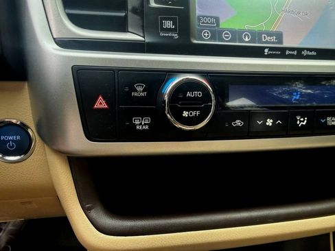 Used 2017 Toyota Highlander Limited AWD/4WD image 28