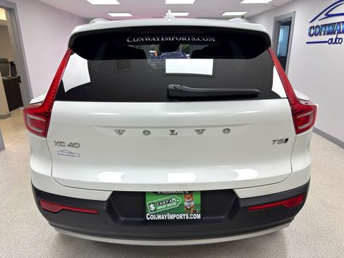 Used 2022 Volvo XC40 T5 Momentum image 7