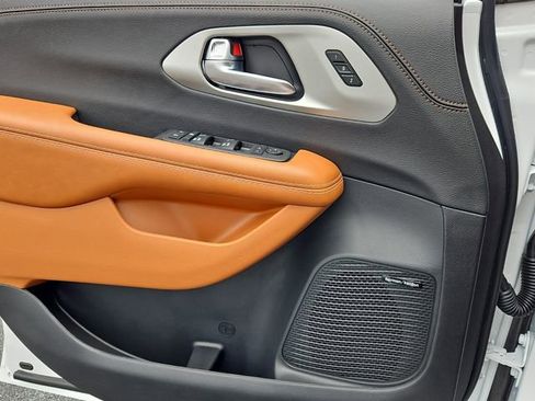 New 2026 Chrysler Pacifica Pinnacle w/ Trailer Tow Group image 24