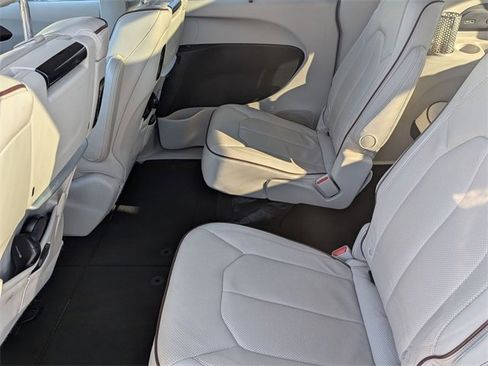 Used 2017 Chrysler Pacifica Limited w/ UConnect Theater Package image 25