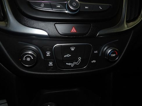 Used 2019 Chevrolet Equinox LT FWD image 16