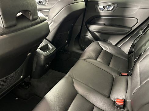 Used 2021 Volvo XC60 T5 Momentum image 13